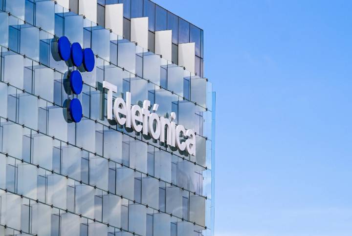 Telefónica se desploma tras recortar el dividendo a la mitad