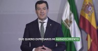 Juanma Moreno recibe la insignia de la Federación Andaluza de Comunidades de Cataluña