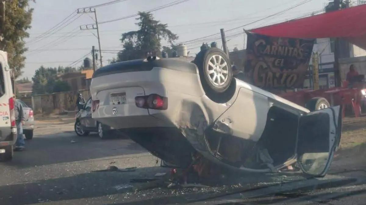 Automóvil vuelca en la Texcoco–Lechería en Texcoco; una persona resulta lesionada