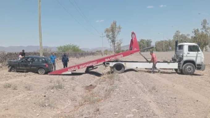 Choque en Jáchal: perdió el control y chocó frente al hospital departamental
