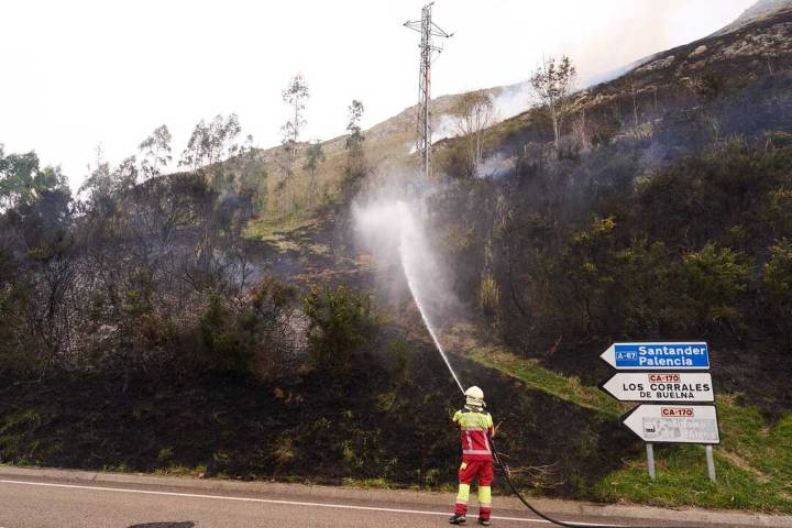 Cantabria tiene activos dos incendios forestales en Las Caldas y Bejes