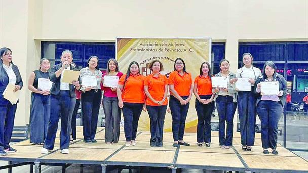 Reciben siete mujeres becas para su titulación