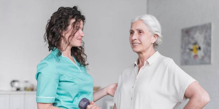 Sistema de salud queda bajo presión tras el fallo de la Corte Constitucional que exige financiar el cuidado de adultos mayores