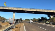 Un camión vuelca en la A-5, a la altura del kilómetro 277, sin causar heridos More