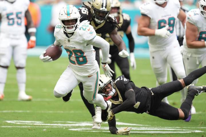 Achane corre 134 yardas y anota TD para que Dolphins superen 21