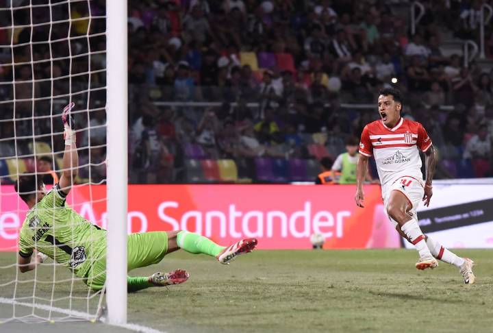 El apuntado de la AFA. Tras el “espaldazo” y la sanción, Estudiantes le pone el pecho a todo: es semifinalista