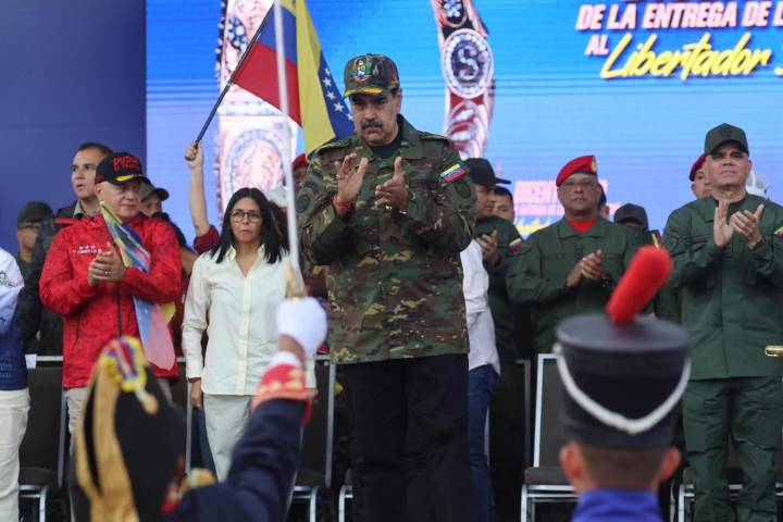 Maduro ordena a la Aviación estar «alertas, listos y dispuestos» para...