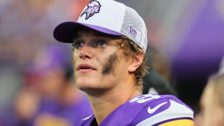 What Happened to JJ McCarthy’s Right Hand? Vikings QB Spotted With Wrap on His Throwing Hand The Minnesota Vikings' quarterback JJ McCarthy has a wrap around his throwing arm. Is it a concerning sign?