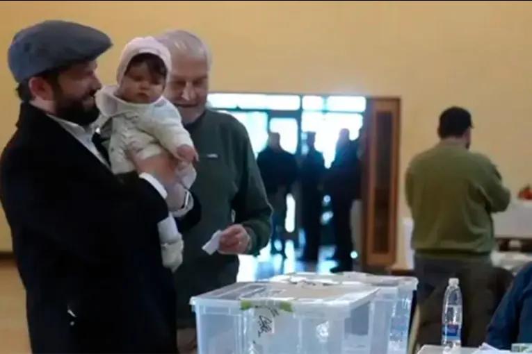 Boric llamó a la unidad nacional al votar en elecciones chilenas 2025