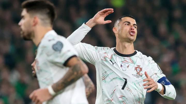 Cristiano Ronaldo fue expulsado por este fuerte codazo y su debut en el Mundial peligra