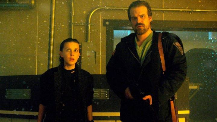 Millie Bobby Brown denunció a David Harbour por "acoso e intimidación" en el set de "Stranger Things"
