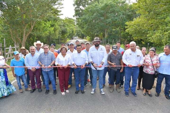Rehabilitan camino en Jonuta: qué beneficios trae y qué obras vienen