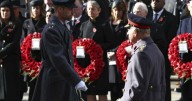 King leads Remembrance Sunday ceremony for war dead