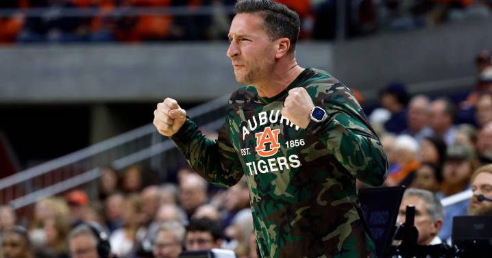 Keyshawn Hall scores 20 points and No. 22 Auburn handles Wofford 93