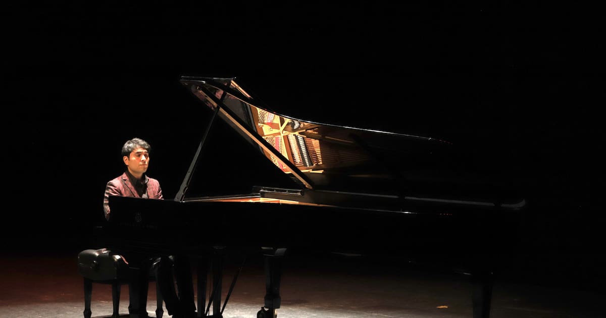 MAGIA SONORA Y NOBLEZA, AL PIANO