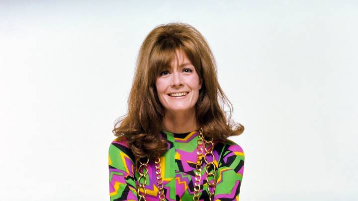 '60s movie star, 88, looks incredibly ageless in glamorous red carpet appearance