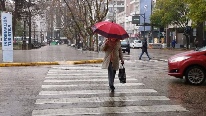 Llegó la lluvia y bajó la temperatura: ¿Cómo sigue el tiempo durante el fin de semana?