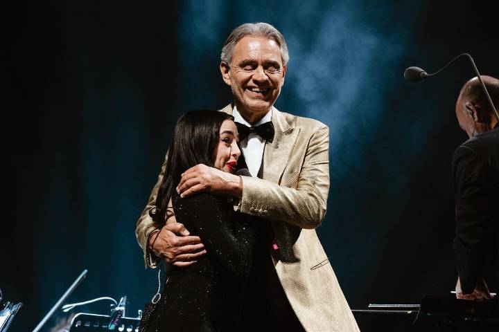 Nicki Nicole fue la invitada sorpresa de Andrea Bocelli en Argentina para cantar el clásico Vivo por Ella