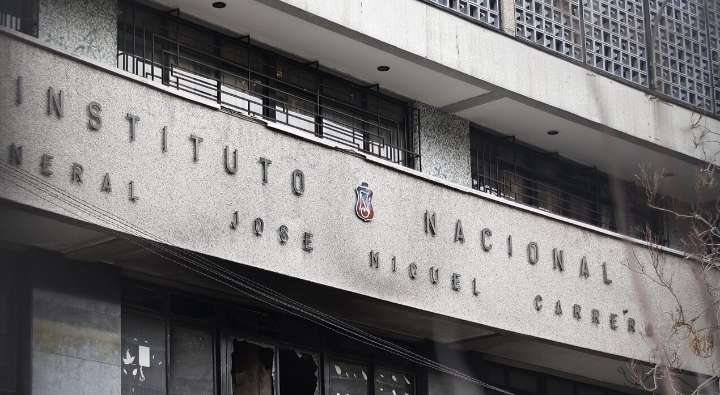Artefacto incendiario irrumpe en sala de profesores y agrava la tensión en nuevo incidente en el Instituto Nacional