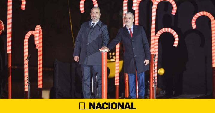 La Navidad ya ilumina Barcelona: Collboni y el alcalde de Belén protagonizan el acto de encendido de luces