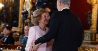 El Rey ensalza el "servicio ejemplar" de la Reina Sofía y su apoyo a Juan Carlos I en su "acertada apertura democrática"