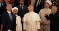 Pope visits Istanbul's Blue Mosque without praying