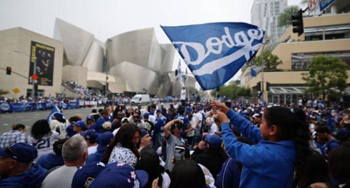 Agentes de ICE rodean el estadio de los Dodgers tras festejos de la Serie Mundial en Los Ángeles