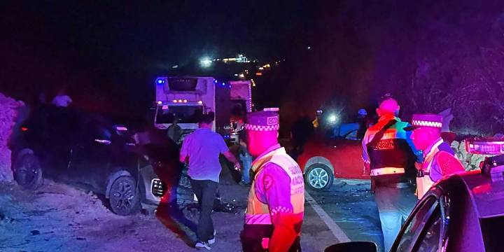 Capufe pide ayuda a bomberos por emergencia y ¡exige pago de casetas!