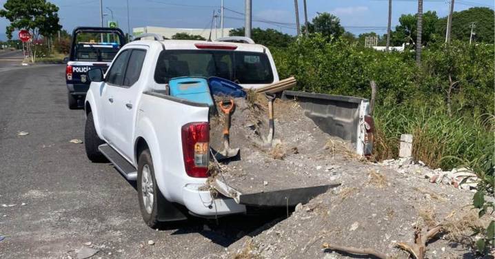 Recogerán vehículos y habrá arrestos a quienes tiren escombro en libramientos de Tecomán