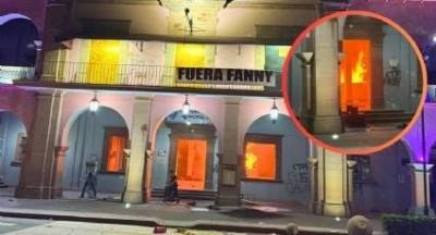 Queman el Palacio Municipal de Apatzingán, en Michoacán, durante protesta por el asesinato de Carl…