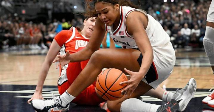 Sarah Strong scores career-high 29 points, grabs 13 rebounds as No. 1 UConn tops Ohio State