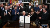 Trump firma entre reproches a los demócratas la ley que pone fin al cierre de gobierno más largo de la historia