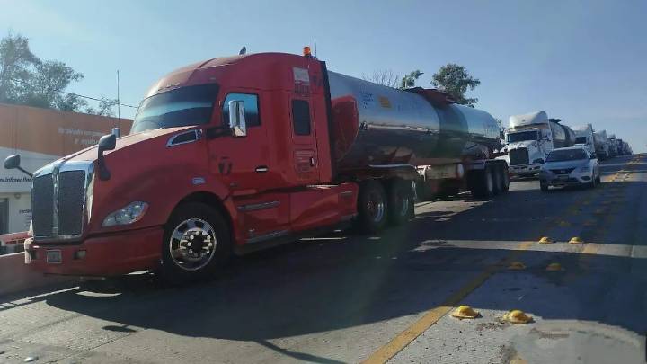 Descartan daño estructural en puente por paso y estacionamiento de pipas en zona aledaña a la refinería de Salamanca