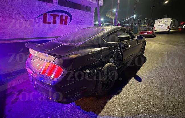 Ebrio a exceso de velocidad ocasiona accidente en Urdiñola; Mustang resultó con daños