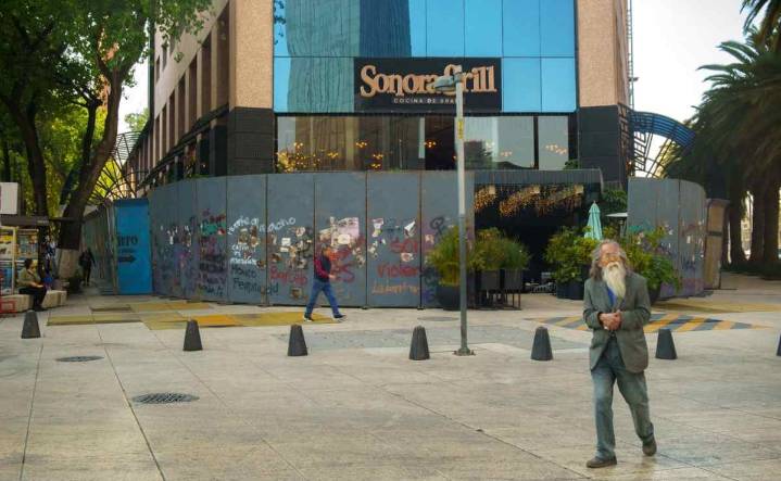 Marcha del 25N: Negocios se blindan en Paseo de la Reforma y colocan vallas de hasta 2 metros de alto