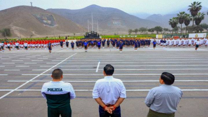 Presidente Jerí supervisó formación de oficiales y suboficiales de escuela policial en Puente Piedra