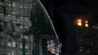 Investigan a constructora tras detención de directivos por incendio en Hong Kong; suman 94 muertos y 200 desaparecidos