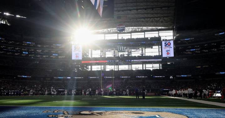 El sol vuelve a deslumbrar a los jugadores en el partido Chiefs Cowboys de Acción de Gracias