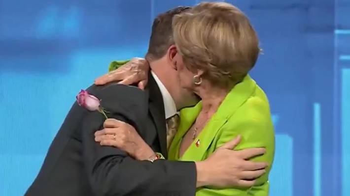 “Me voy a permitir una libertad”: Kaiser le regaló una rosa a Matthei por su cumpleaños casi al término del debate