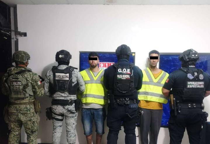 Detienen a dos; estaban armados afuera de una tienda de conveniencia