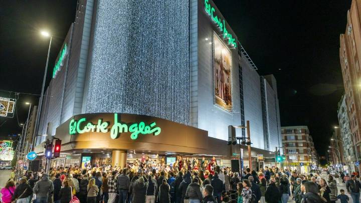 El Corte Inglés ilumina la Navidad en Alicante con los niños de Oncología Infantil