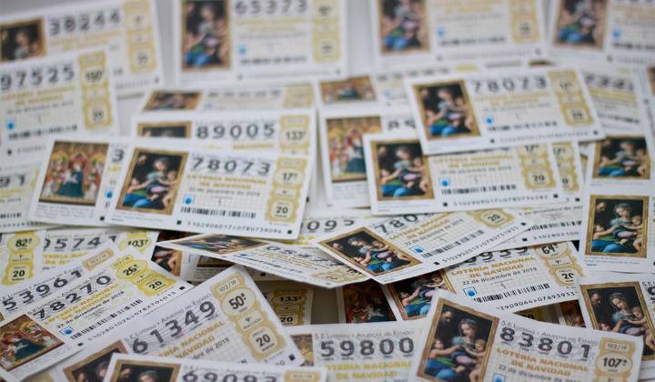 La Ley de Loterías se pronuncia sobre si es legal que te cobren un recargo en tu décimo de la Lotería de Navidad