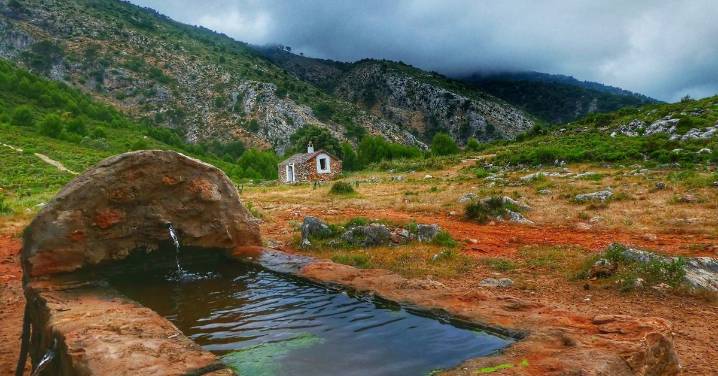 La ruta de senderismo perfecta para hacer en familia con niños: acabas en un rincón singular de Málaga ideal para un picnic