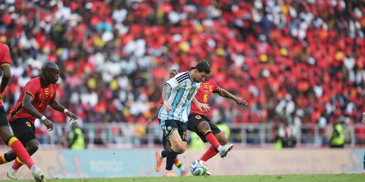 Del caño genial, a la asistencia y el gol que generó una reacción inesperada en el estadio: el show de Messi en el triunfo ante Angola