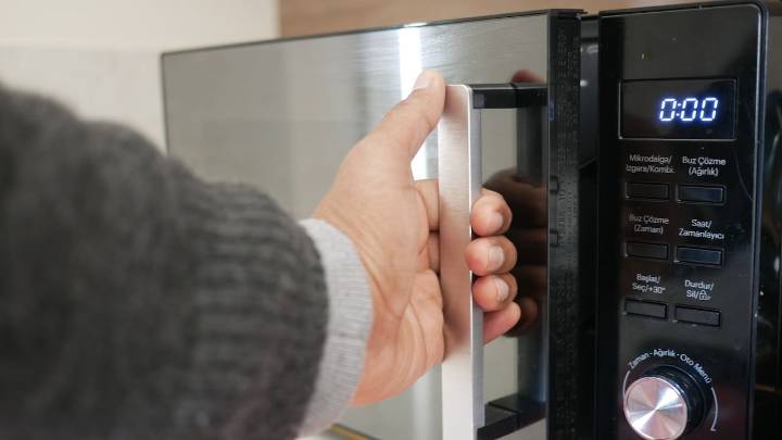 Hervir agua en el microondas puede ser más peligroso de lo que se cree: el riesgo oculto al que se expone si lo hace