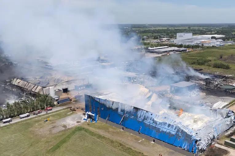 Se reavivó el fuego en el Polo Industrial de Ezeiza y los bomberos evitaron nuevas explosiones