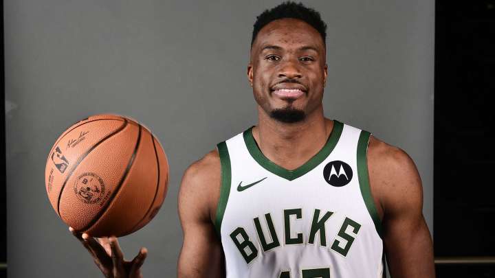 Bucks’ Thanasis Antetokounmpo makes Giannis proud with sweet lefty jam