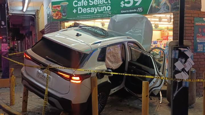 Conductor choca su nueva camioneta contra tienda en avenida Félix U. Gómez en Monterrey; huye del lugar