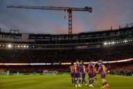 Barcelona juega su primer partido en el Camp Nou en más de dos años mientras continúan las obras
