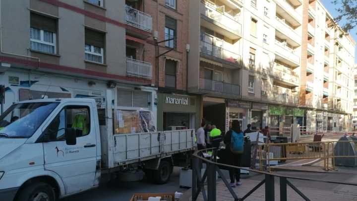 Afectados por el desalojo de cuatro edificios en la Plaza Santa Clara de Huesca: "Estás en casa y de repente tienes que correr"